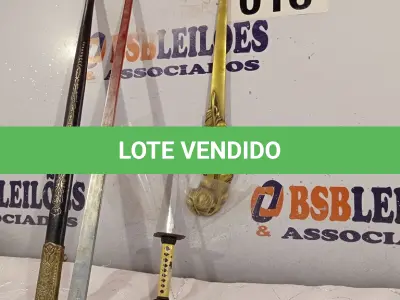 LOTE 016 - 02 KATANAS DECORATIVAS E 01 ABRIDOR DE CARTAS. (NO ESTADO, LEILÃO NÃO TEM GARANTIA E NEM DEVOLUÇÃO, SUJEITO A POSSÍVEIS AVARIAS VISÍVEIS/OCULTAS E/OU AUSÊNCIA DE COMPONENTES).