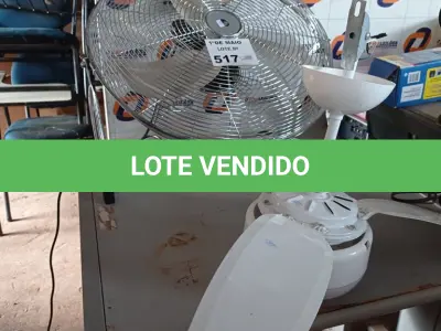 LOTE 517 - 02 VENTILADORES SENDO 01 DE TETO MARCAS E MODELOS DIVERSOS. (NO ESTADO, LEILÃO NÃO TEM GARANTIA E NEM DEVOLUÇÃO, SUJEITO A POSSÍVEIS AVARIAS VISÍVEIS/OCULTAS E/OU AUSÊNCIA DE COMPONENTES).