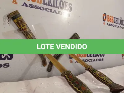 LOTE 014 - 02 KATANAS DECORATIVAS. (NO ESTADO, LEILÃO NÃO TEM GARANTIA E NEM DEVOLUÇÃO, SUJEITO A POSSÍVEIS AVARIAS VISÍVEIS/OCULTAS E/OU AUSÊNCIA DE COMPONENTES).