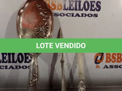 LOTE 028 - 01 ESPELHO ARGENTINO EM PRATA E 02 ABRIDORES DE CARTAS. (NO ESTADO, LEILÃO NÃO TEM GARANTIA E NEM DEVOLUÇÃO, SUJEITO A POSSÍVEIS AVARIAS VISÍVEIS/OCULTAS E/OU AUSÊNCIA DE COMPONENTES).