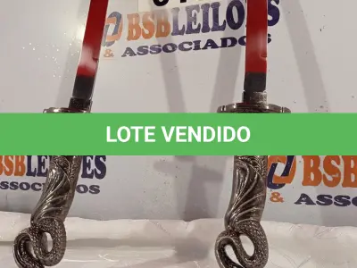 LOTE 010 - 02 KATANA CABEÇA DE COBRA PARA DECORAÇÃO. (NO ESTADO, LEILÃO NÃO TEM GARANTIA E NEM DEVOLUÇÃO, SUJEITO A POSSÍVEIS AVARIAS VISÍVEIS/OCULTAS E/OU AUSÊNCIA DE COMPONENTES).