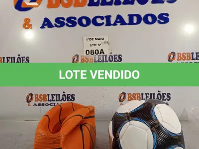 LOTE 080 - 01 BOLA DE BASQUETE E 01 BOLA DE FUTEBOL. (NO ESTADO, LEILÃO NÃO TEM GARANTIA E NEM DEVOLUÇÃO, SUJEITO A POSSÍVEIS AVARIAS VISÍVEIS/OCULTAS E/OU AUSÊNCIA DE COMPONENTES).