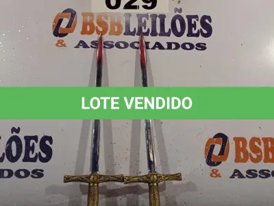 LOTE 029 - 02 KATANAS DECORATIVAS. (NO ESTADO, LEILÃO NÃO TEM GARANTIA E NEM DEVOLUÇÃO, SUJEITO A POSSÍVEIS AVARIAS VISÍVEIS/OCULTAS E/OU AUSÊNCIA DE COMPONENTES).