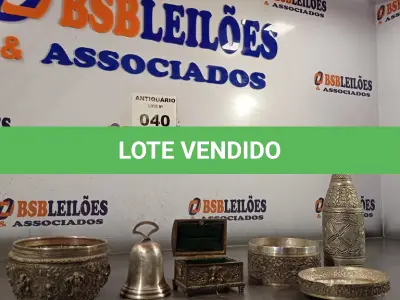 LOTE 040 - 01 GARRAFA EM PRA, 01 BAÚ PORTA JOIAS ,01 SINO EM PRATA ,02 PORTAS JOIAS. (NO ESTADO, LEILÃO NÃO TEM GARANTIA E NEM DEVOLUÇÃO, SUJEITO A POSSÍVEIS AVARIAS VISÍVEIS/OCULTAS E/OU AUSÊNCIA DE COMPONENTES).