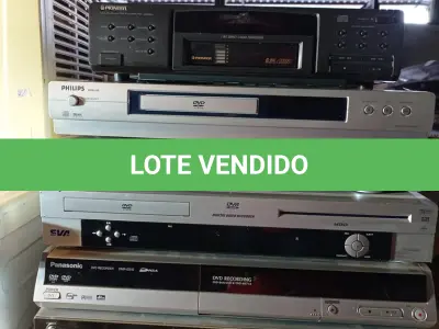 LOTE 524 - 05 APARELHOS DE DVD E 04 VIDEOCASSETES MARCAS E MODELOS DIVERSOS. (NO ESTADO, LEILÃO NÃO TEM GARANTIA E NEM DEVOLUÇÃO, SUJEITO A POSSÍVEIS AVARIAS VISÍVEIS/OCULTAS E/OU AUSÊNCIA DE COMPONENTES).