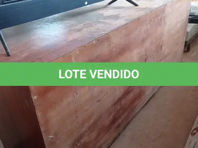 LOTE 585 - 01 BALCÃO EM MADEIRA COM 03 PORTAS E 03 GAVETAS. (NO ESTADO, LEILÃO NÃO TEM GARANTIA E NEM DEVOLUÇÃO, SUJEITO A POSSÍVEIS AVARIAS VISÍVEIS/OCULTAS E/OU AUSÊNCIA DE COMPONENTES).