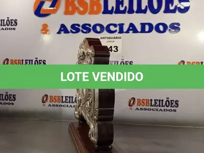 LOTE 043 - 01 RELÓGIO ANTIGO EM PRATA E MADEIRA PARA DECORAÇÃO. (NO ESTADO, LEILÃO NÃO TEM GARANTIA E NEM DEVOLUÇÃO, SUJEITO A POSSÍVEIS AVARIAS VISÍVEIS/OCULTAS E/OU AUSÊNCIA DE COMPONENTES).