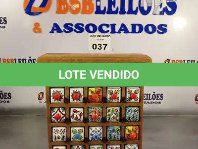 LOTE 037 - 01 PORTA JOIAS. (NO ESTADO, LEILÃO NÃO TEM GARANTIA E NEM DEVOLUÇÃO, SUJEITO A POSSÍVEIS AVARIAS VISÍVEIS/OCULTAS E/OU AUSÊNCIA DE COMPONENTES).