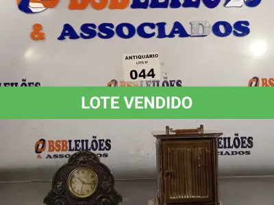 LOTE 044 - 02 RELÓGIOS ANTIGOS SENDO 01 EM MADEIRA PARA DECORAÇÃO. (NO ESTADO, LEILÃO NÃO TEM GARANTIA E NEM DEVOLUÇÃO, SUJEITO A POSSÍVEIS AVARIAS VISÍVEIS/OCULTAS E/OU AUSÊNCIA DE COMPONENTES).