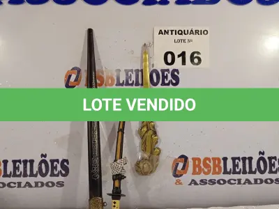 LOTE 016 - 02 KATANAS DECORATIVAS E 01 ABRIDOR DE CARTAS. (NO ESTADO, LEILÃO NÃO TEM GARANTIA E NEM DEVOLUÇÃO, SUJEITO A POSSÍVEIS AVARIAS VISÍVEIS/OCULTAS E/OU AUSÊNCIA DE COMPONENTES).