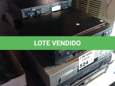LOTE 524 - 05 APARELHOS DE DVD E 04 VIDEOCASSETES MARCAS E MODELOS DIVERSOS. (NO ESTADO, LEILÃO NÃO TEM GARANTIA E NEM DEVOLUÇÃO, SUJEITO A POSSÍVEIS AVARIAS VISÍVEIS/OCULTAS E/OU AUSÊNCIA DE COMPONENTES).