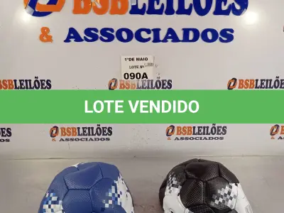 LOTE 090 - 02 BOLAS DE FUTEBOL. (NO ESTADO, LEILÃO NÃO TEM GARANTIA E NEM DEVOLUÇÃO, SUJEITO A POSSÍVEIS AVARIAS VISÍVEIS/OCULTAS E/OU AUSÊNCIA DE COMPONENTES).