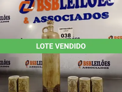 LOTE 038 - 01 GARRAFA PARA VINHO /LICOR COM 05 COPOS PARA DECORAÇÃO. (NO ESTADO, LEILÃO NÃO TEM GARANTIA E NEM DEVOLUÇÃO, SUJEITO A POSSÍVEIS AVARIAS VISÍVEIS/OCULTAS E/OU AUSÊNCIA DE COMPONENTES).