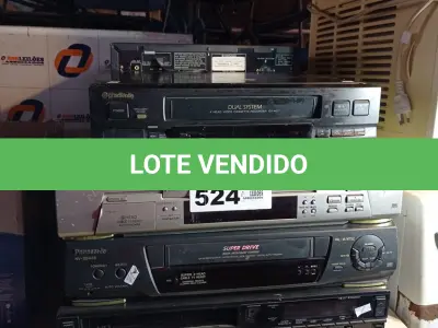 LOTE 524 - 05 APARELHOS DE DVD E 04 VIDEOCASSETES MARCAS E MODELOS DIVERSOS. (NO ESTADO, LEILÃO NÃO TEM GARANTIA E NEM DEVOLUÇÃO, SUJEITO A POSSÍVEIS AVARIAS VISÍVEIS/OCULTAS E/OU AUSÊNCIA DE COMPONENTES).