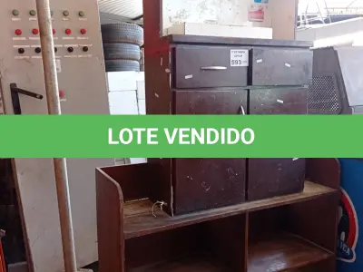 LOTE 593 - 01 RACK E 01 BALCÃO CAIXA PEQUENO EM MADEIRA. (NO ESTADO, LEILÃO NÃO TEM GARANTIA E NEM DEVOLUÇÃO, SUJEITO A POSSÍVEIS AVARIAS VISÍVEIS/OCULTAS E/OU AUSÊNCIA DE COMPONENTES).