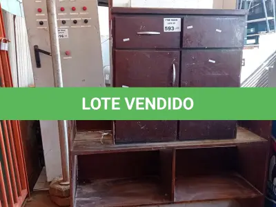LOTE 593 - 01 RACK E 01 BALCÃO CAIXA PEQUENO EM MADEIRA. (NO ESTADO, LEILÃO NÃO TEM GARANTIA E NEM DEVOLUÇÃO, SUJEITO A POSSÍVEIS AVARIAS VISÍVEIS/OCULTAS E/OU AUSÊNCIA DE COMPONENTES).