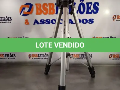 LOTE 035 - 01 TRIPÉ PARA CÂMERA. (NO ESTADO, LEILÃO NÃO TEM GARANTIA E NEM DEVOLUÇÃO, SUJEITO A POSSÍVEIS AVARIAS VISÍVEIS/OCULTAS E/OU AUSÊNCIA DE COMPONENTES).