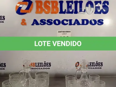 LOTE 026 - 02 GARRAFAS PARA LICOR /WHISKY COM COPOS. (NO ESTADO, LEILÃO NÃO TEM GARANTIA E NEM DEVOLUÇÃO, SUJEITO A POSSÍVEIS AVARIAS VISÍVEIS/OCULTAS E/OU AUSÊNCIA DE COMPONENTES).