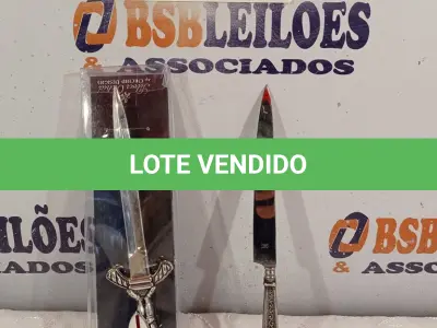 LOTE 013 - 01 KATANA MEDIEVAL E 01 KATANA BANHADA A PRATA DECORAÇÃO. (NO ESTADO, LEILÃO NÃO TEM GARANTIA E NEM DEVOLUÇÃO, SUJEITO A POSSÍVEIS AVARIAS VISÍVEIS/OCULTAS E/OU AUSÊNCIA DE COMPONENTES).