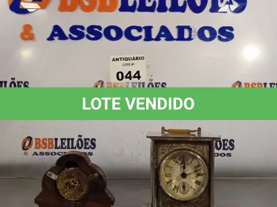 LOTE 044 - 02 RELÓGIOS ANTIGOS SENDO 01 EM MADEIRA PARA DECORAÇÃO. (NO ESTADO, LEILÃO NÃO TEM GARANTIA E NEM DEVOLUÇÃO, SUJEITO A POSSÍVEIS AVARIAS VISÍVEIS/OCULTAS E/OU AUSÊNCIA DE COMPONENTES).