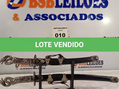 LOTE 010 - 02 KATANA CABEÇA DE COBRA PARA DECORAÇÃO. (NO ESTADO, LEILÃO NÃO TEM GARANTIA E NEM DEVOLUÇÃO, SUJEITO A POSSÍVEIS AVARIAS VISÍVEIS/OCULTAS E/OU AUSÊNCIA DE COMPONENTES).