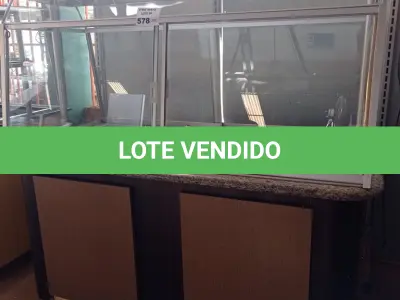 LOTE 578 - 01 BALCÃO EXPOSITOR COM TAMPO DE PEDRA. (NO ESTADO, LEILÃO NÃO TEM GARANTIA E NEM DEVOLUÇÃO, SUJEITO A POSSÍVEIS AVARIAS VISÍVEIS/OCULTAS E/OU AUSÊNCIA DE COMPONENTES).