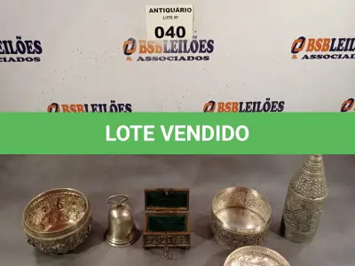 LOTE 040 - 01 GARRAFA EM PRA, 01 BAÚ PORTA JOIAS ,01 SINO EM PRATA ,02 PORTAS JOIAS. (NO ESTADO, LEILÃO NÃO TEM GARANTIA E NEM DEVOLUÇÃO, SUJEITO A POSSÍVEIS AVARIAS VISÍVEIS/OCULTAS E/OU AUSÊNCIA DE COMPONENTES).
