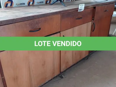 LOTE 585 - 01 BALCÃO EM MADEIRA COM 03 PORTAS E 03 GAVETAS. (NO ESTADO, LEILÃO NÃO TEM GARANTIA E NEM DEVOLUÇÃO, SUJEITO A POSSÍVEIS AVARIAS VISÍVEIS/OCULTAS E/OU AUSÊNCIA DE COMPONENTES).