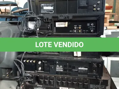 LOTE 501 - 01 APARELHOS DE VIDEOCASSETE E 01 VIDEOKÊ. (NO ESTADO, LEILÃO NÃO TEM GARANTIA E NEM DEVOLUÇÃO, SUJEITO A POSSÍVEIS AVARIAS VISÍVEIS/OCULTAS E/OU AUSÊNCIA DE COMPONENTES).