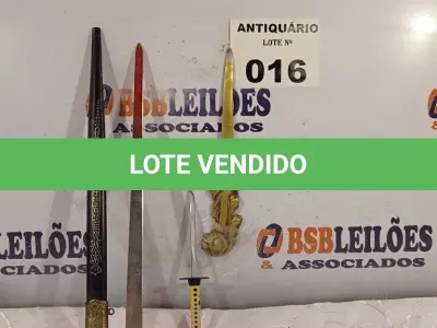 LOTE 016 - 02 KATANAS DECORATIVAS E 01 ABRIDOR DE CARTAS. (NO ESTADO, LEILÃO NÃO TEM GARANTIA E NEM DEVOLUÇÃO, SUJEITO A POSSÍVEIS AVARIAS VISÍVEIS/OCULTAS E/OU AUSÊNCIA DE COMPONENTES).