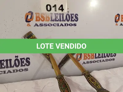 LOTE 014 - 02 KATANAS DECORATIVAS. (NO ESTADO, LEILÃO NÃO TEM GARANTIA E NEM DEVOLUÇÃO, SUJEITO A POSSÍVEIS AVARIAS VISÍVEIS/OCULTAS E/OU AUSÊNCIA DE COMPONENTES).