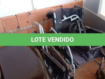 LOTE 614 - 02 CADEIRAS DE RODAS, 01 RACK PEQUENO E 01 EXPOSITOR. (NO ESTADO, LEILÃO NÃO TEM GARANTIA E NEM DEVOLUÇÃO, SUJEITO A POSSÍVEIS AVARIAS VISÍVEIS/OCULTAS E/OU AUSÊNCIA DE COMPONENTES).