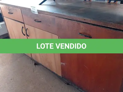 LOTE 585 - 01 BALCÃO EM MADEIRA COM 03 PORTAS E 03 GAVETAS. (NO ESTADO, LEILÃO NÃO TEM GARANTIA E NEM DEVOLUÇÃO, SUJEITO A POSSÍVEIS AVARIAS VISÍVEIS/OCULTAS E/OU AUSÊNCIA DE COMPONENTES).