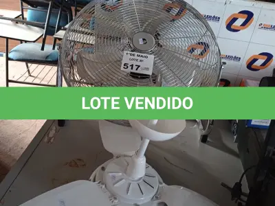 LOTE 517 - 02 VENTILADORES SENDO 01 DE TETO MARCAS E MODELOS DIVERSOS. (NO ESTADO, LEILÃO NÃO TEM GARANTIA E NEM DEVOLUÇÃO, SUJEITO A POSSÍVEIS AVARIAS VISÍVEIS/OCULTAS E/OU AUSÊNCIA DE COMPONENTES).