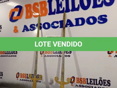 LOTE 030 - 02 ESPADAS DECORATIVAS. (NO ESTADO, LEILÃO NÃO TEM GARANTIA E NEM DEVOLUÇÃO, SUJEITO A POSSÍVEIS AVARIAS VISÍVEIS/OCULTAS E/OU AUSÊNCIA DE COMPONENTES).