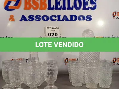 LOTE 020 - 02 JOGOS DE GARRAFAS PARA LICOR /WHISKY COM COPOS. (NO ESTADO, LEILÃO NÃO TEM GARANTIA E NEM DEVOLUÇÃO, SUJEITO A POSSÍVEIS AVARIAS VISÍVEIS/OCULTAS E/OU AUSÊNCIA DE COMPONENTES).