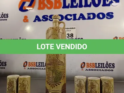 LOTE 038 - 01 GARRAFA PARA VINHO /LICOR COM 05 COPOS PARA DECORAÇÃO. (NO ESTADO, LEILÃO NÃO TEM GARANTIA E NEM DEVOLUÇÃO, SUJEITO A POSSÍVEIS AVARIAS VISÍVEIS/OCULTAS E/OU AUSÊNCIA DE COMPONENTES).