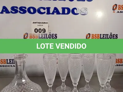 LOTE 009 - 01 BOMBONIERE ,01 GARRAFA PARA LICOR/WHISKY E 06 TAÇAS PARA CHAMPANHE.  (NO ESTADO, LEILÃO NÃO TEM GARANTIA E NEM DEVOLUÇÃO, SUJEITO A POSSÍVEIS AVARIAS VISÍVEIS/OCULTAS E/OU AUSÊNCIA DE COMPONENTES).