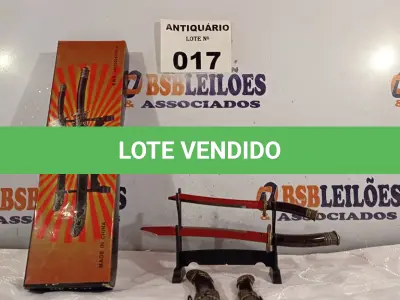 LOTE 017 - 02 KATANAS DECORATIVAS. (NO ESTADO, LEILÃO NÃO TEM GARANTIA E NEM DEVOLUÇÃO, SUJEITO A POSSÍVEIS AVARIAS VISÍVEIS/OCULTAS E/OU AUSÊNCIA DE COMPONENTES).