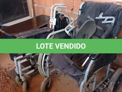 LOTE 614 - 02 CADEIRAS DE RODAS, 01 RACK PEQUENO E 01 EXPOSITOR. (NO ESTADO, LEILÃO NÃO TEM GARANTIA E NEM DEVOLUÇÃO, SUJEITO A POSSÍVEIS AVARIAS VISÍVEIS/OCULTAS E/OU AUSÊNCIA DE COMPONENTES).