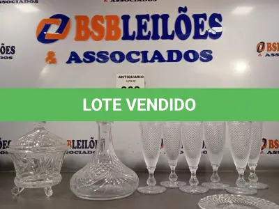 LOTE 009 - 01 BOMBONIERE ,01 GARRAFA PARA LICOR/WHISKY E 06 TAÇAS PARA CHAMPANHE.  (NO ESTADO, LEILÃO NÃO TEM GARANTIA E NEM DEVOLUÇÃO, SUJEITO A POSSÍVEIS AVARIAS VISÍVEIS/OCULTAS E/OU AUSÊNCIA DE COMPONENTES).