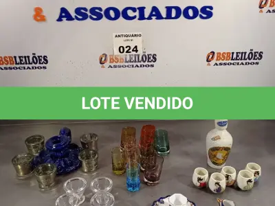 LOTE 024 - 01 JARRA EM CERÂMICA DECORATIVA E COPOS DIVERSOS PARA DECORAÇÃO. (NO ESTADO, LEILÃO NÃO TEM GARANTIA E NEM DEVOLUÇÃO, SUJEITO A POSSÍVEIS AVARIAS VISÍVEIS/OCULTAS E/OU AUSÊNCIA DE COMPONENTES).