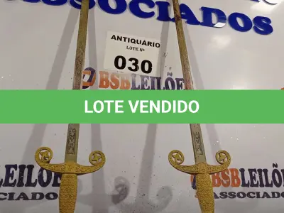 LOTE 030 - 02 ESPADAS DECORATIVAS. (NO ESTADO, LEILÃO NÃO TEM GARANTIA E NEM DEVOLUÇÃO, SUJEITO A POSSÍVEIS AVARIAS VISÍVEIS/OCULTAS E/OU AUSÊNCIA DE COMPONENTES).