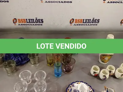 LOTE 024 - 01 JARRA EM CERÂMICA DECORATIVA E COPOS DIVERSOS PARA DECORAÇÃO. (NO ESTADO, LEILÃO NÃO TEM GARANTIA E NEM DEVOLUÇÃO, SUJEITO A POSSÍVEIS AVARIAS VISÍVEIS/OCULTAS E/OU AUSÊNCIA DE COMPONENTES).