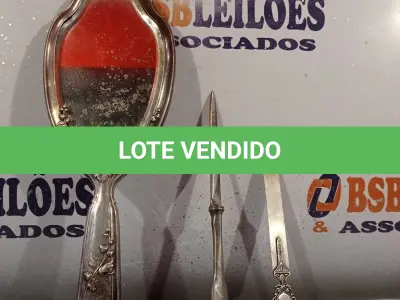 LOTE 028 - 01 ESPELHO ARGENTINO EM PRATA E 02 ABRIDORES DE CARTAS. (NO ESTADO, LEILÃO NÃO TEM GARANTIA E NEM DEVOLUÇÃO, SUJEITO A POSSÍVEIS AVARIAS VISÍVEIS/OCULTAS E/OU AUSÊNCIA DE COMPONENTES).