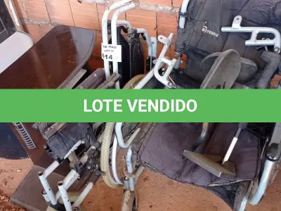 LOTE 614 - 02 CADEIRAS DE RODAS, 01 RACK PEQUENO E 01 EXPOSITOR. (NO ESTADO, LEILÃO NÃO TEM GARANTIA E NEM DEVOLUÇÃO, SUJEITO A POSSÍVEIS AVARIAS VISÍVEIS/OCULTAS E/OU AUSÊNCIA DE COMPONENTES).