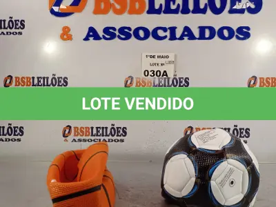 LOTE 030 - 01 BOLA DE BASQUETE E 01 BOLA DE FUTEBOL. (NO ESTADO, LEILÃO NÃO TEM GARANTIA E NEM DEVOLUÇÃO, SUJEITO A POSSÍVEIS AVARIAS VISÍVEIS/OCULTAS E/OU AUSÊNCIA DE COMPONENTES).