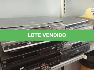 LOTE 562 - 05 APARELHOS DE DVD E 05 VIDEOCASSETES MARCAS E MODELOS DIVERSOS. (NO ESTADO, LEILÃO NÃO TEM GARANTIA E NEM DEVOLUÇÃO, SUJEITO A POSSÍVEIS AVARIAS VISÍVEIS/OCULTAS E/OU AUSÊNCIA DE COMPONENTES).