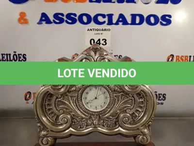 LOTE 043 - 01 RELÓGIO ANTIGO EM PRATA E MADEIRA PARA DECORAÇÃO. (NO ESTADO, LEILÃO NÃO TEM GARANTIA E NEM DEVOLUÇÃO, SUJEITO A POSSÍVEIS AVARIAS VISÍVEIS/OCULTAS E/OU AUSÊNCIA DE COMPONENTES).