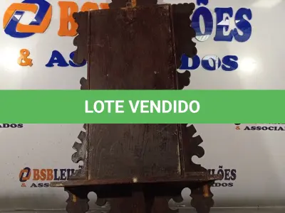 LOTE 089 - 01 RELÓGIO DE PÊNDULO VINTAGE EM MADEIRA ENTALHADA MARCA ANSONIA. (NO ESTADO, LEILÃO NÃO TEM GARANTIA E NEM DEVOLUÇÃO, SUJEITO A POSSÍVEIS AVARIAS VISÍVEIS/OCULTAS E/OU AUSÊNCIA DE COMPONENTES).